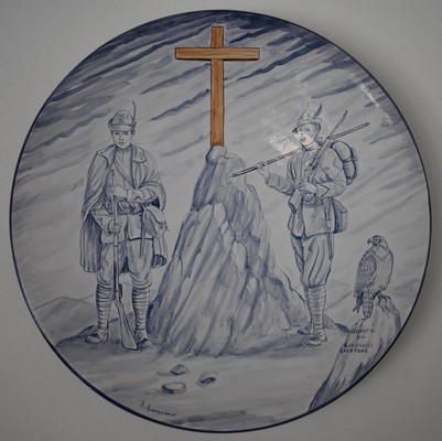 Ceramiche d-Arte di Albisola - Piatto rievocativo con Croce Alpina. 
Maiolica dipinta a mano.